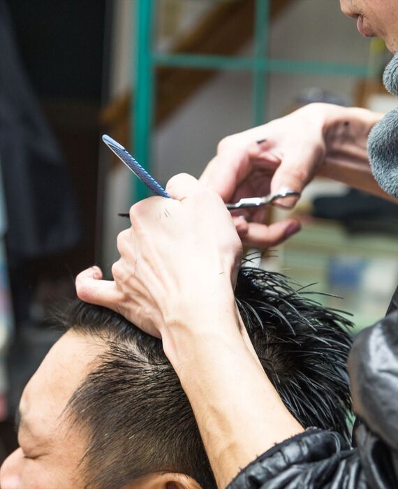 カットを進める男性スタッフ