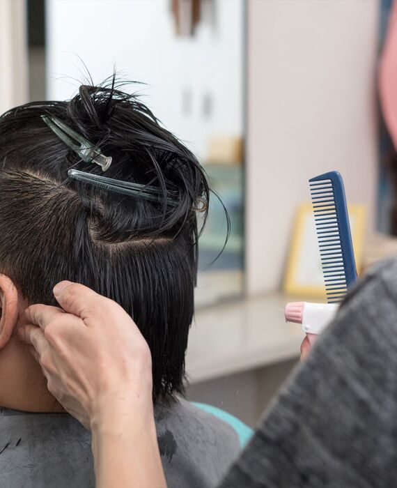 メンズカットするスタッフ